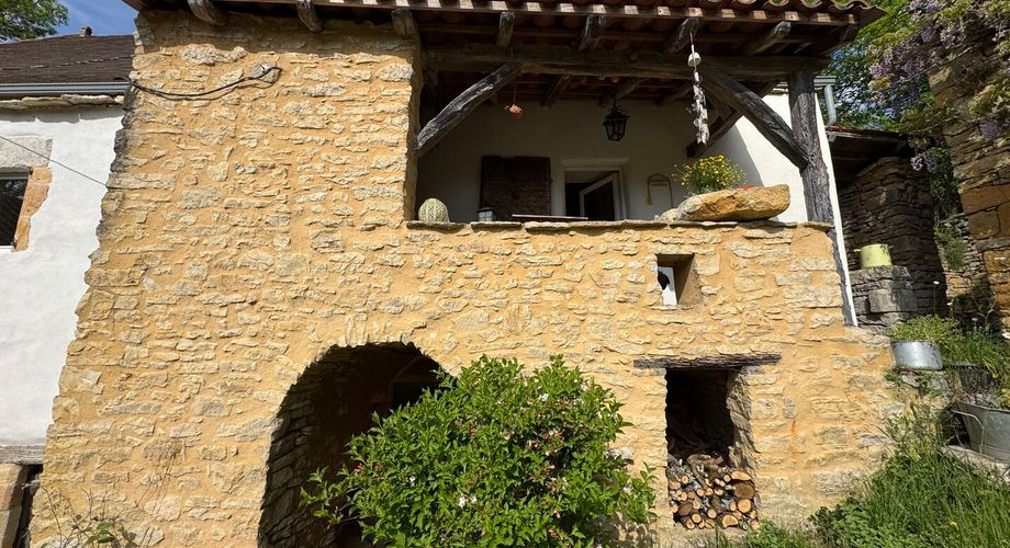 Charmante ancienne fermette en pierre restaurée au coeur du Périgord Noir, au calme, proche des commerces