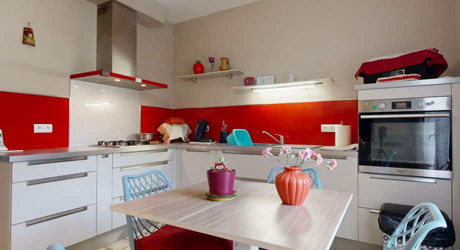 Grande maison de 4 chambres, bureau et sous-sol total