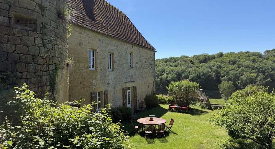 EXCLUSIVITÉ - Manoir médiéval avec vue panoramique et jardin suspendu en Périgord Noir proche Sarlat