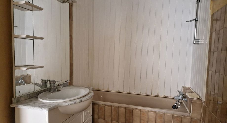 Maison de village ancienne, à renover, dans le Bugue comprenant 2 appartements 
