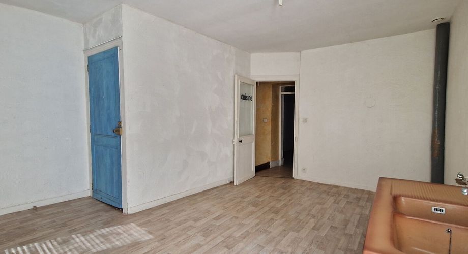 Maison de village ancienne, à renover, dans le Bugue comprenant 2 appartements 