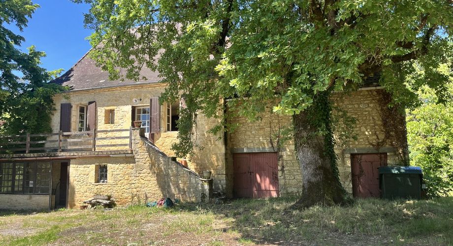 Beau bien de caractère avec dépendances à rénover – Idéal projet touristique ou familial Périgord Noir