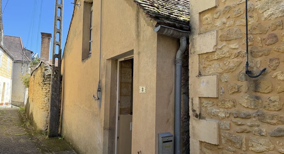 Maison rénovée de plain-pied avec terrasse et maison attenante à rénover au coeur d'un village médiéval.