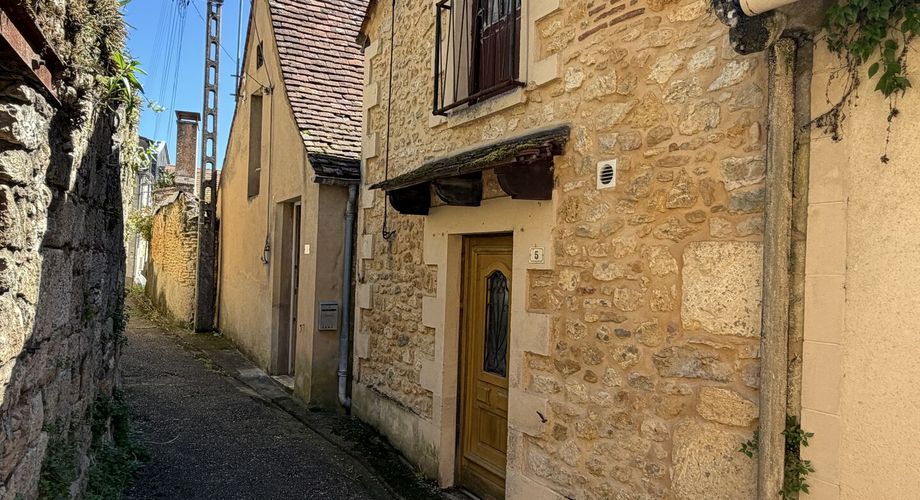 Maison rénovée de plain-pied avec terrasse et maison attenante à rénover au coeur d'un village médiéval.