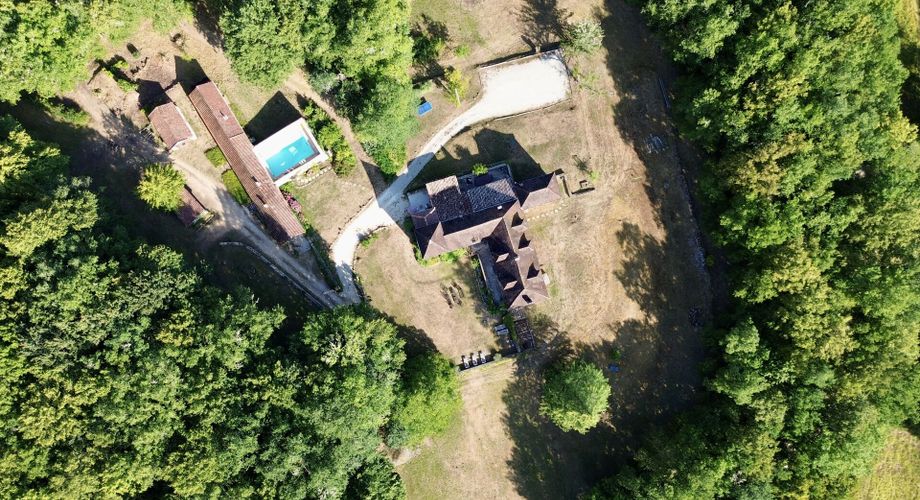 Propriété de caractère ade 20 hectares avec maison principale, maison d'amis, piscine, étang et cadre naturel