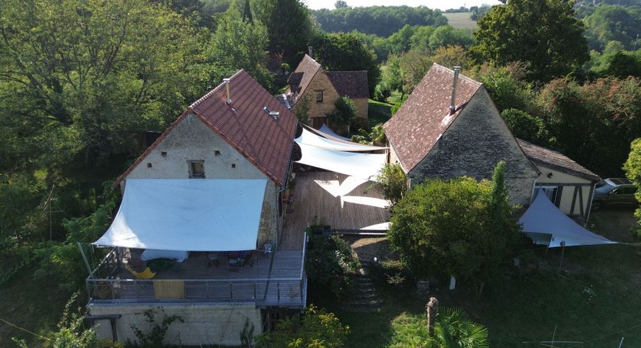 Bel ensemble de trois maisons en pierre avec piscine au calme