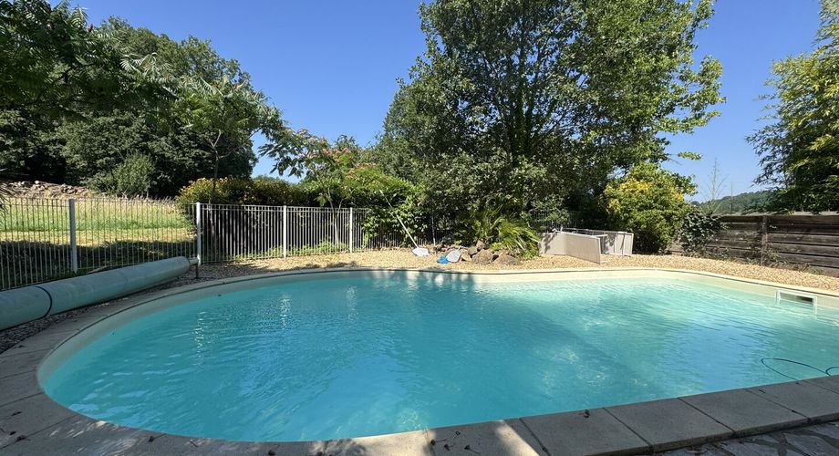 Bel ensemble de trois maisons en pierre avec piscine au calme