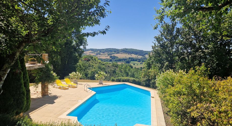 Perigordine avec piscine et magnifique vue sur la Vallée.