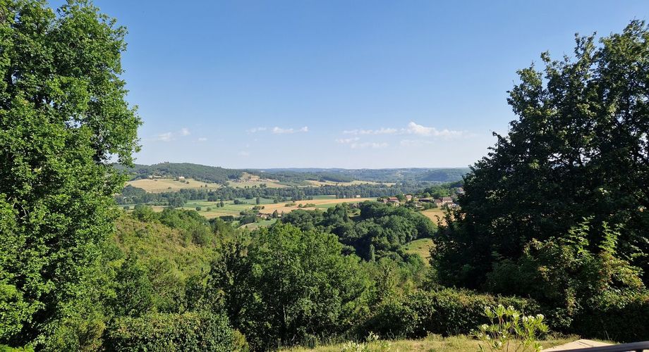 Perigordine avec piscine et magnifique vue sur la Vallée.