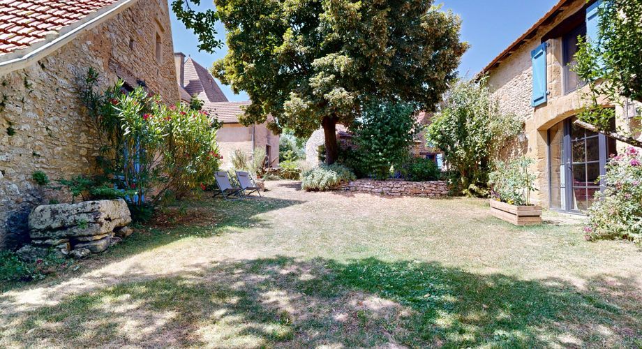 Propriété de caractère avec 4 habitations, piscine et activité de gîtes – À proximité de Saint-Cyprien, en Périgord Noir