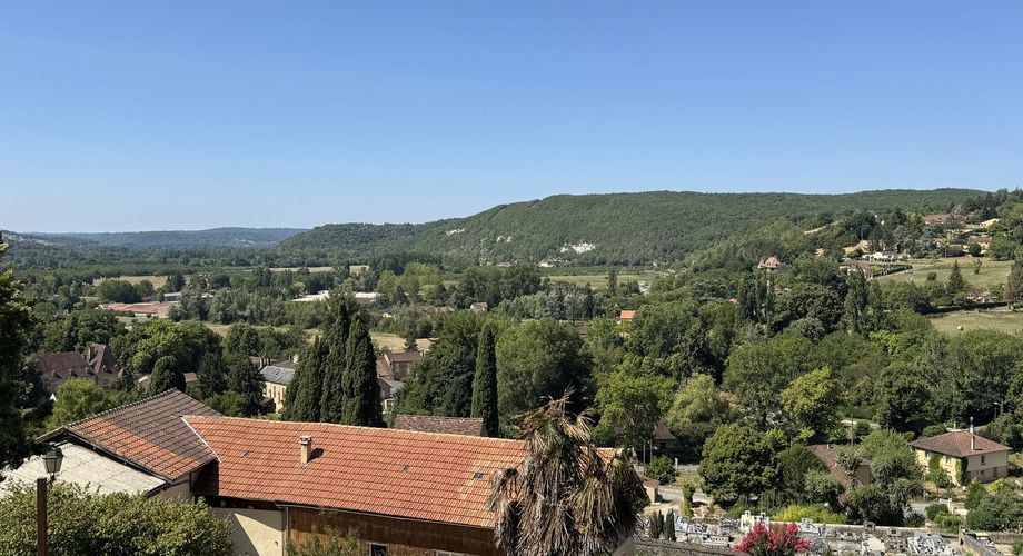 Grande maison en pierre avec vue dominante à proximité du centre du village sur un terrain de plus de 2000 m2