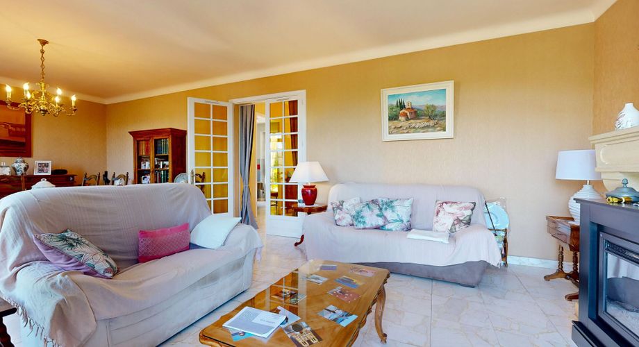 Grande maison en pierre avec vue dominante à proximité du centre du village sur un terrain de plus de 2000 m2