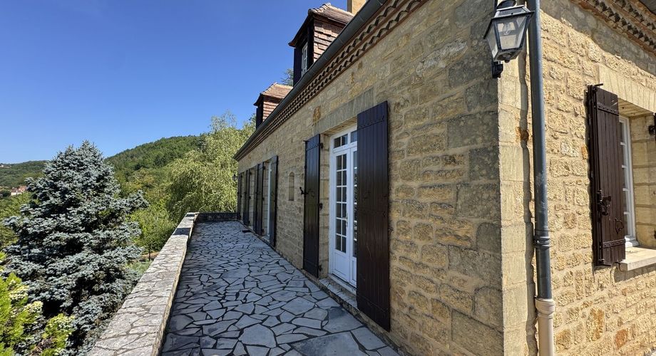 Grande maison en pierre avec vue dominante à proximité du centre du village sur un terrain de plus de 2000 m2