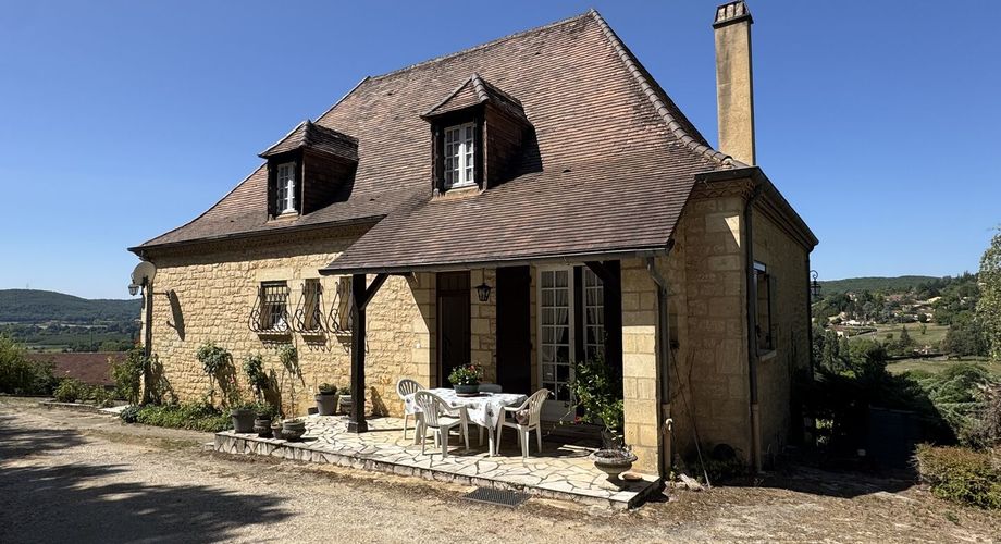 Grande maison en pierre avec vue dominante à proximité du centre du village sur un terrain de plus de 2000 m2