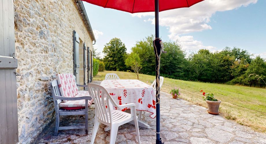Maison en pierre avec piscine, au calme, jolie vue et proche commerces.