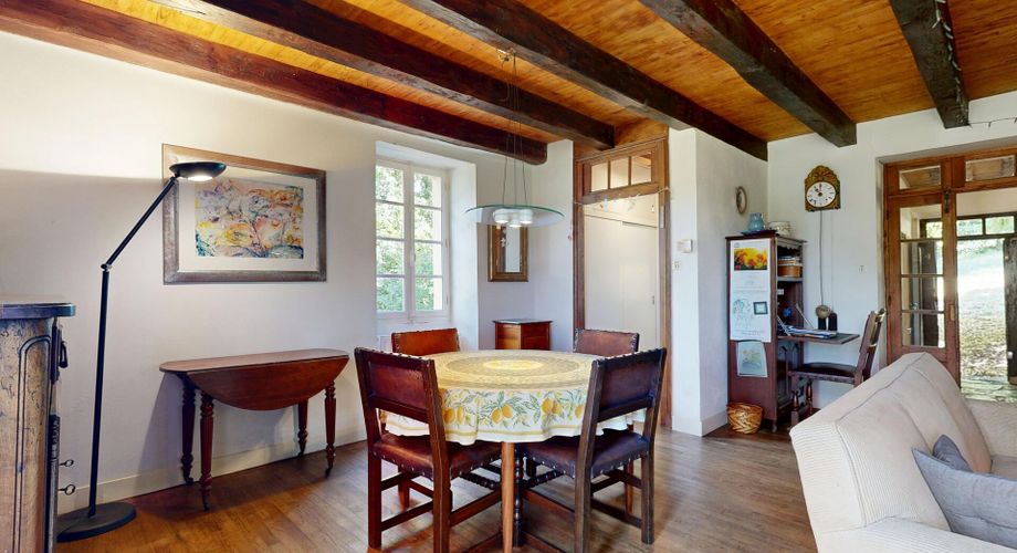 Maison en pierre avec piscine, au calme, jolie vue et proche commerces.