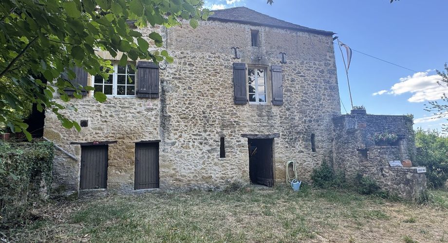 Maison en pierre avec piscine, au calme, jolie vue et proche commerces.