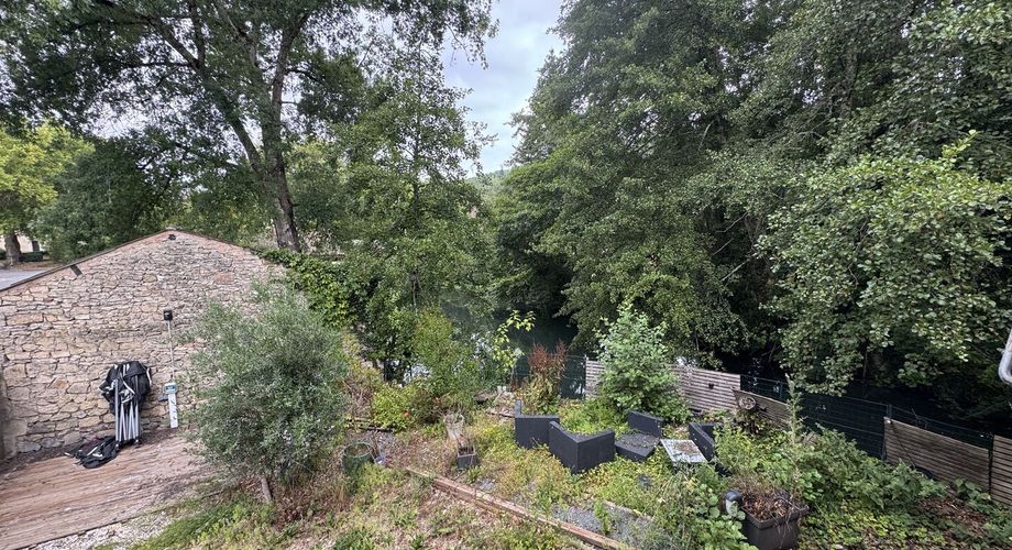 Grande maison de village avec jardin et dépendance attenante pour activité annexe