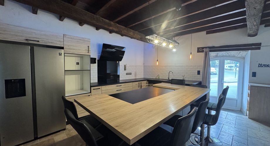 Grande maison de village avec jardin et dépendance attenante pour activité annexe
