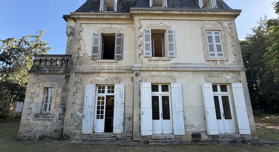 Propriété de caractère avec maison de maître, dépendances et parc arboré au cœur du Périgord Noir