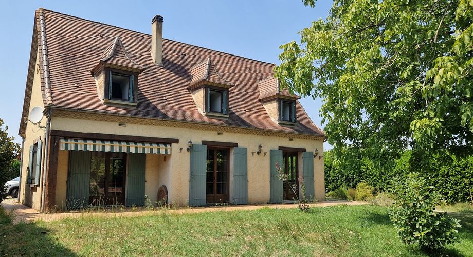 Maison périgordine, piscine, garage et terrain de 2246m2 à 1 km des commerces et non loin de la rivière.