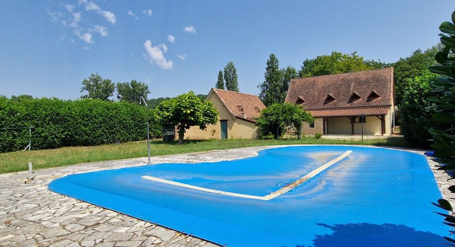Maison périgordine, piscine, garage et terrain de 2246m2 à 1 km des commerces et non loin de la rivière.