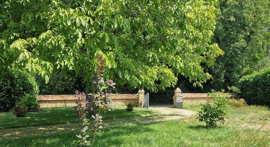 Maison périgordine, piscine, garage et terrain de 2246m2 à 1 km des commerces et non loin de la rivière.