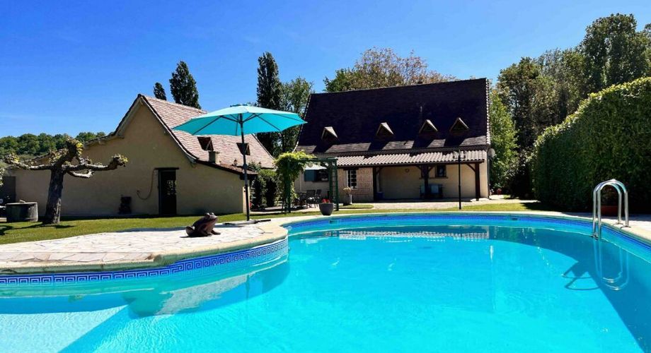 Maison périgordine, piscine, garage et terrain de 2246m2 à 1 km des commerces et non loin de la rivière.
