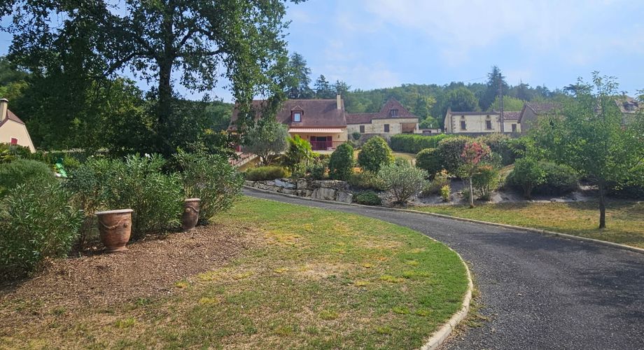 Élégante  maison contemporaine avec piscine et jolie vue,   dans un quartier résidentiel