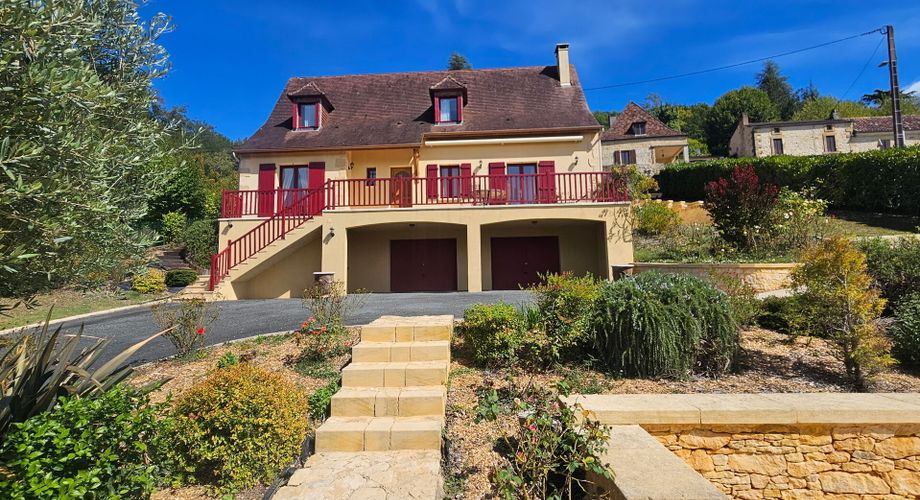 Élégante  maison contemporaine avec piscine et jolie vue,   dans un quartier résidentiel