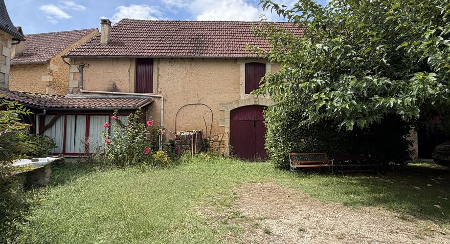 Demeure de caractère de 235 m², 5 chambres, dépendances et puits, proche des commerces 