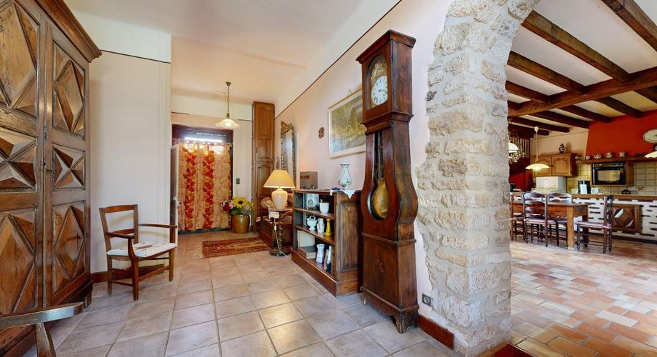 Demeure de caractère de 235 m², 5 chambres, dépendances et puits, proche des commerces 