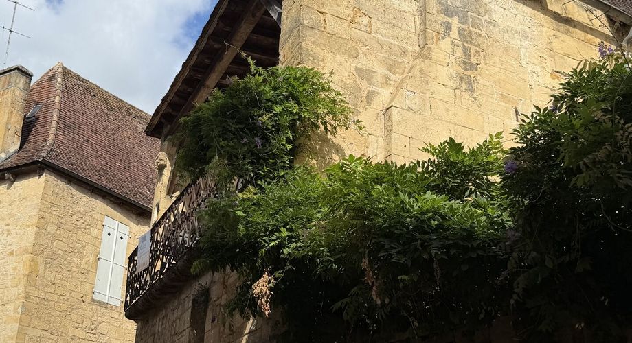Un immeuble d'exception à Sarlat : l'art de vivre périgourdin comme projet d'investissement. Vidéos sur demande