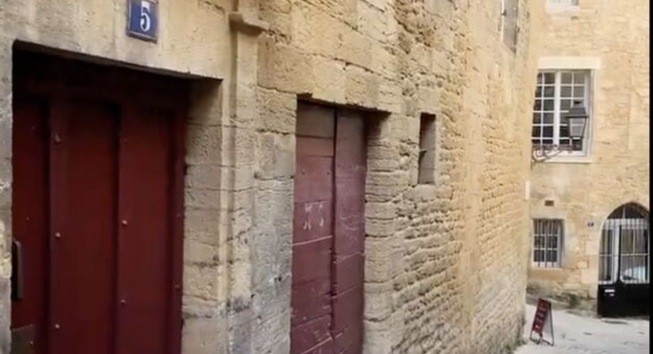 Un immeuble d'exception à Sarlat : l'art de vivre périgourdin comme projet d'investissement. Vidéos sur demande