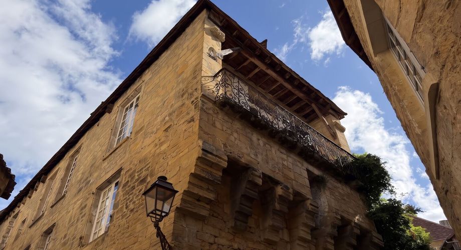 Un immeuble d'exception à Sarlat : l'art de vivre périgourdin comme projet d'investissement. Vidéos sur demande