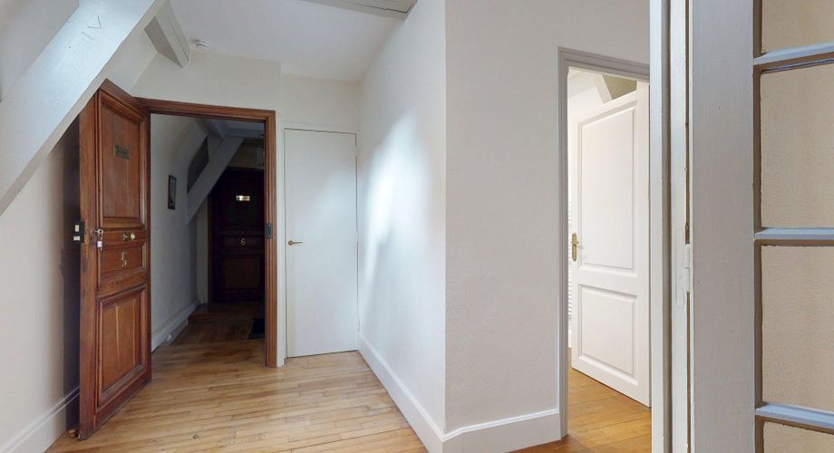 Sarlat Centre – T2 de caractère au 3ème et dernier étage (Immeuble Classé). Visite virtuelle sur demande