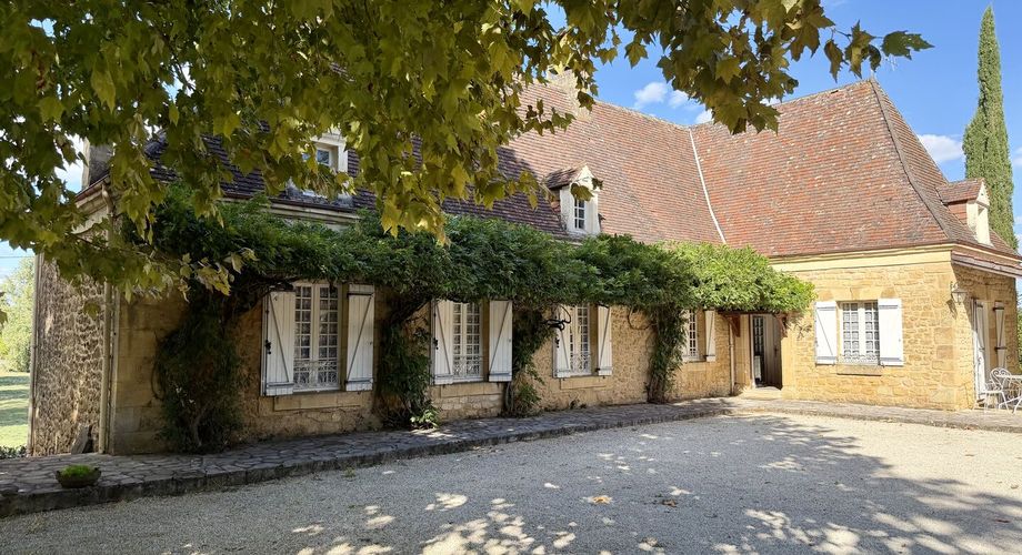 Propriété en pierre avec dépendances et 4,3 hectares de prairies aux portes de Sarlat