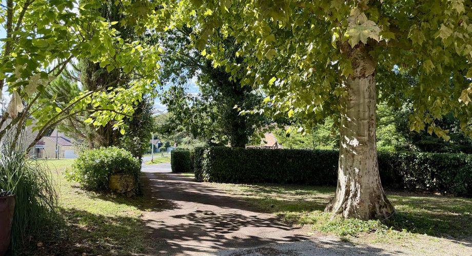 Propriété en pierre avec dépendances et 4,3 hectares de prairies aux portes de Sarlat