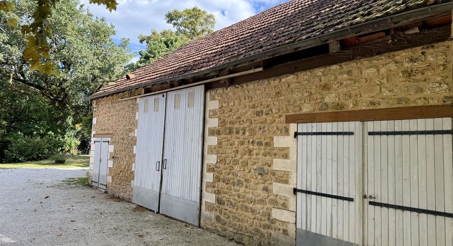 Propriété en pierre avec dépendances et 4,3 hectares de prairies aux portes de Sarlat