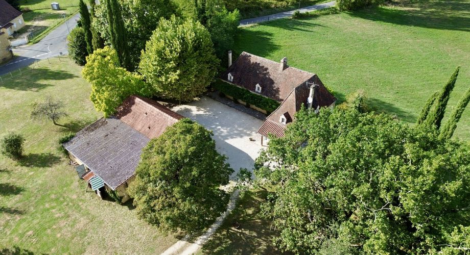 Propriété en pierre avec dépendances et 4,3 hectares de prairies aux portes de Sarlat