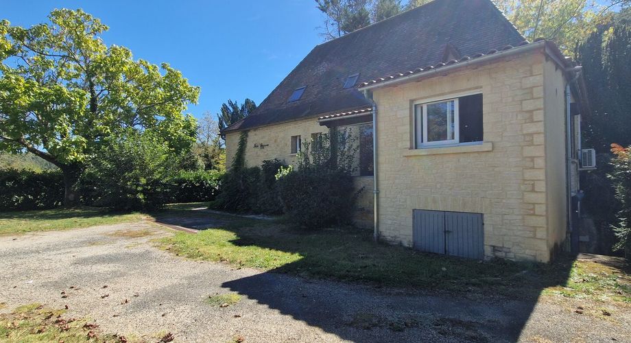 Maison perigordine en pierres 150m2, maison d'amis ou de Gardien avec piscine et parc de 7700m2