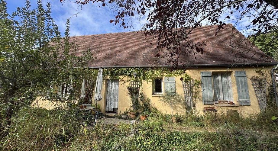 Maison  de plain pied au calme et avec beau terrain plat
