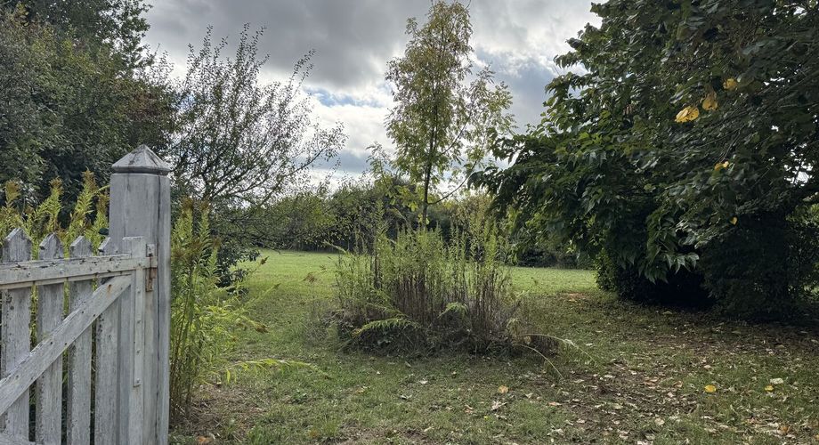 Maison  de plain pied au calme et avec beau terrain plat