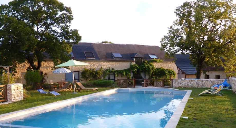 Propriété au coeur du Périgord Noir avec deux chambres d'hôtes et deux gîtes insolites + piscine 
