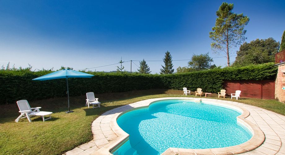 10 minutes de SARLAT - Au calme avec vue imprenable ! Maison de famille avec gites piscine et dépendances