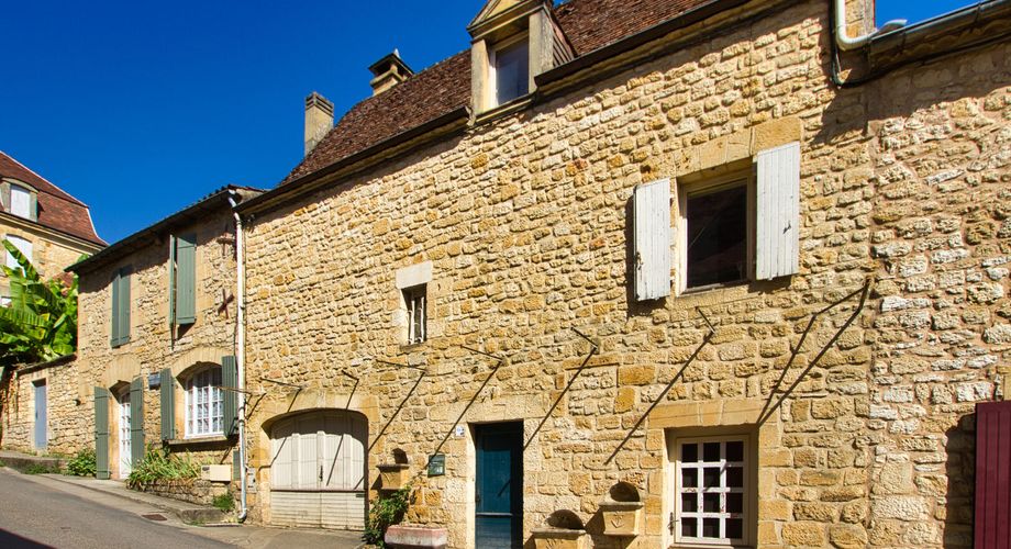 BASTIDE DE DOMME - PERIGOURDINE AVEC GARAGE- COUR INTERIEURE ET CHAMBRE D'HOTES
