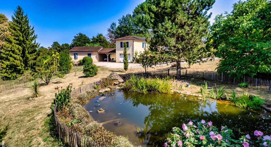 Sur les hauteurs de CARSAC maison d'habitation et gite tous deux en parfait état - magnifique  terrain 4 254m2 avec source