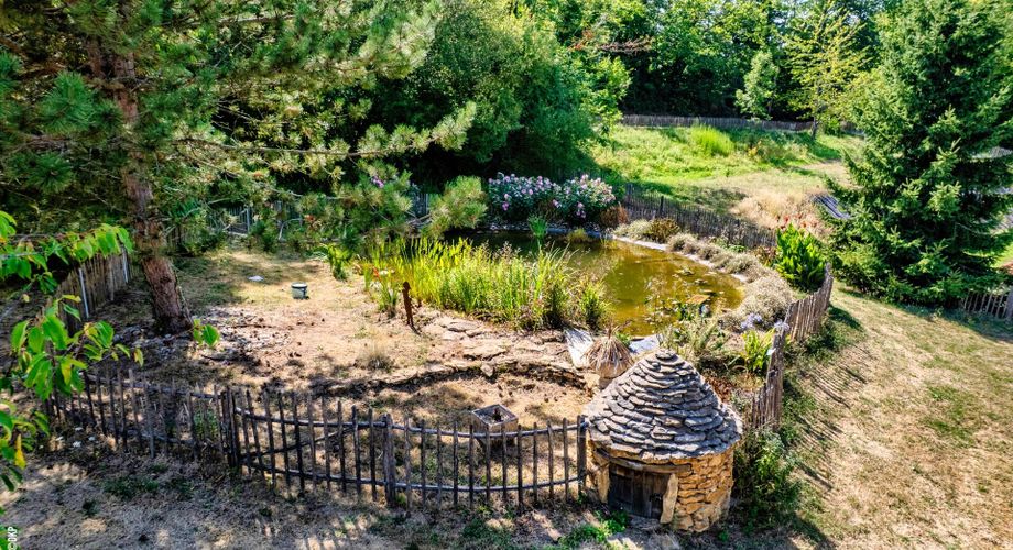 Sur les hauteurs de CARSAC maison d'habitation et gite tous deux en parfait état - magnifique  terrain 4 254m2 avec source