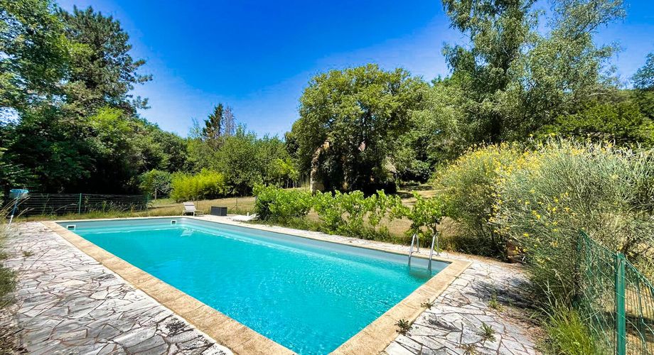 Proche  SARLAT-  Ensemble en pierre avec maison principale , gîte,  dépendances, et piscine sur 1H8 de terrain