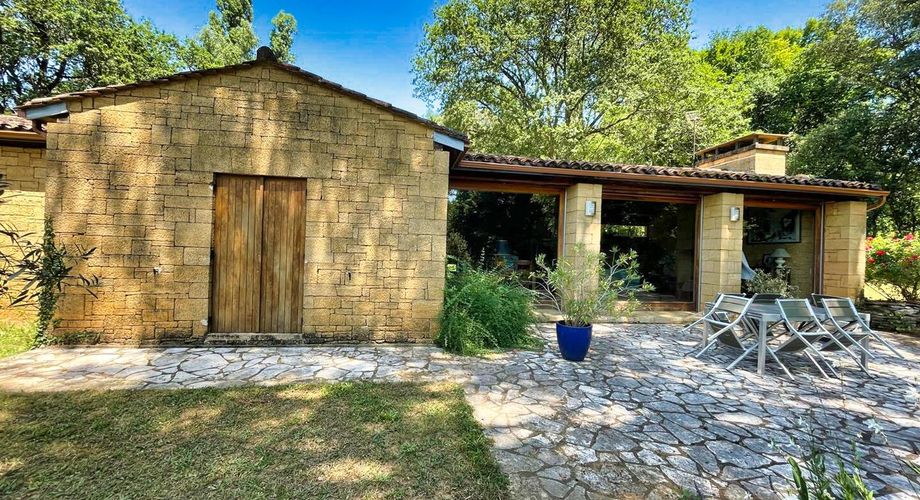 Proche  SARLAT-  Ensemble en pierre avec maison principale , gîte,  dépendances, et piscine sur 1H8 de terrain